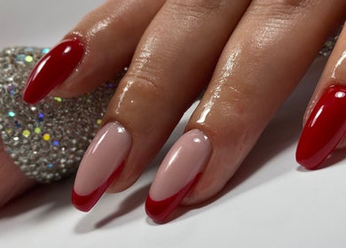 Manichiură elegantă la KOKO NAILS din Newbridge, County Kildare, IE cu unghii roșii și roz decorativ.