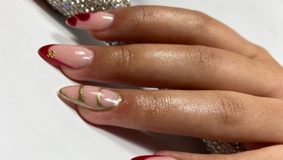 Manichiură elegantă la KOKO NAILS, Newbridge, County Kildare, IE, cu design roșu și auriu.