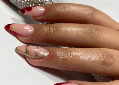 Manichiură elegantă la KOKO NAILS, Newbridge, County Kildare, IE, cu design roșu și auriu.