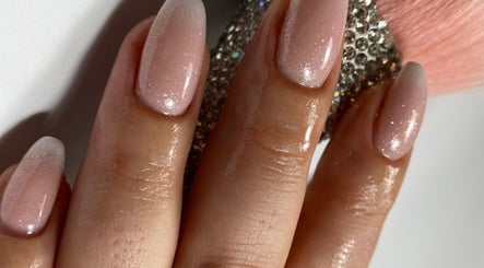 Unghii roz cu efect strălucitor la KOKO NAILS, Newbridge, County Kildare, IE.