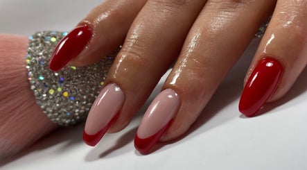 Unghii roșii și nude elegante la KOKO NAILS, Newbridge, County Kildare, IE.