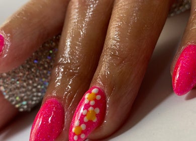 Unghii roz cu modele florale realizate la KOKO NAILS, Newbridge, County Kildare, IE.