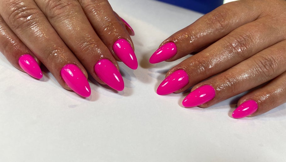 Unghii roz neon manichiurate la KOKO NAILS, Newbridge, County Kildare, IE. Eleganță și strălucire vibrantă.