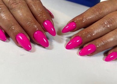 Unghii roz neon manichiurate la KOKO NAILS, Newbridge, County Kildare, IE. Eleganță și strălucire vibrantă.