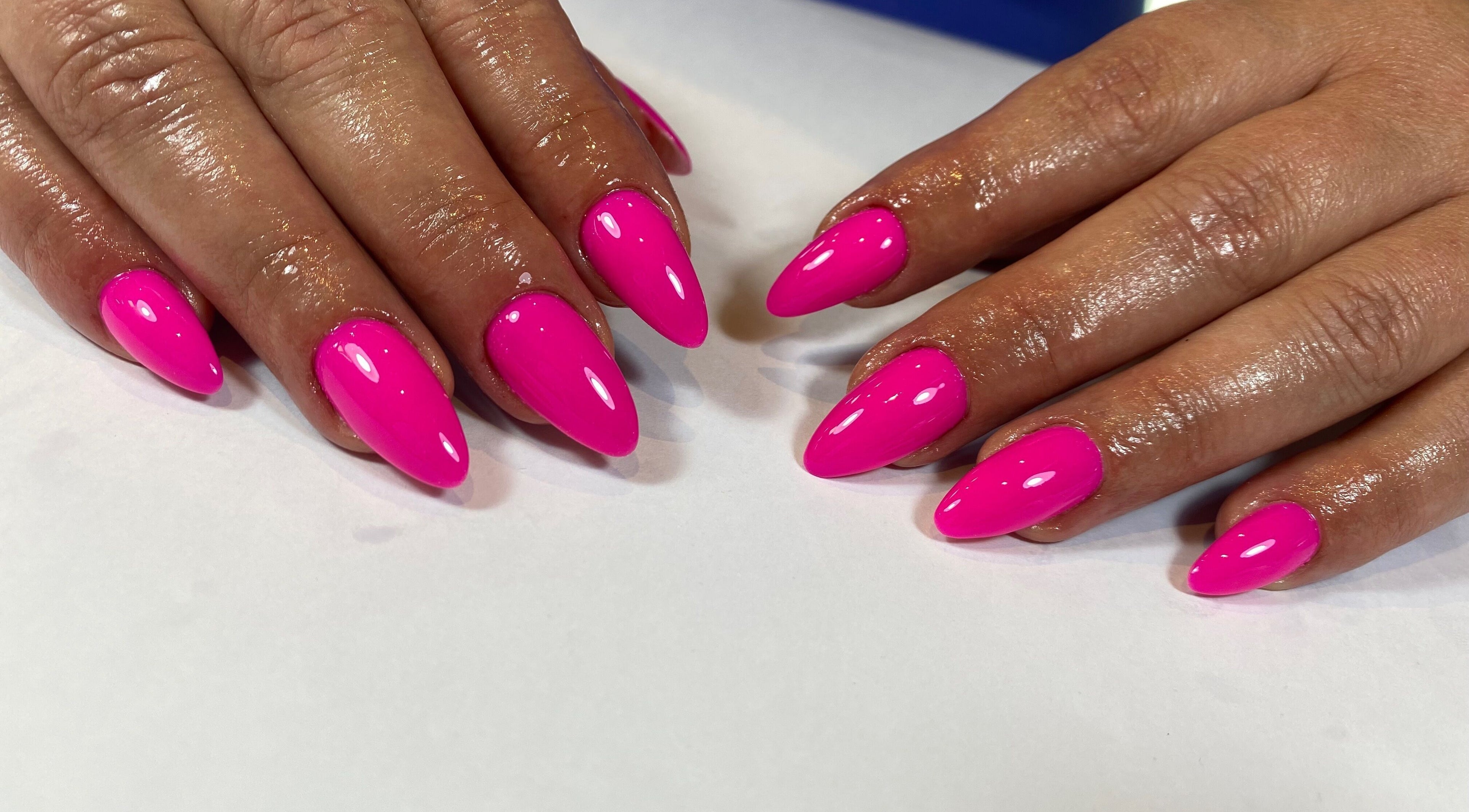 Unghii roz neon manichiurate la KOKO NAILS, Newbridge, County Kildare, IE. Eleganță și strălucire vibrantă.