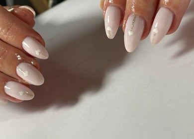 Manichiură elegantă cu inimi albe la KOKO NAILS, Newbridge, County Kildare, IE.