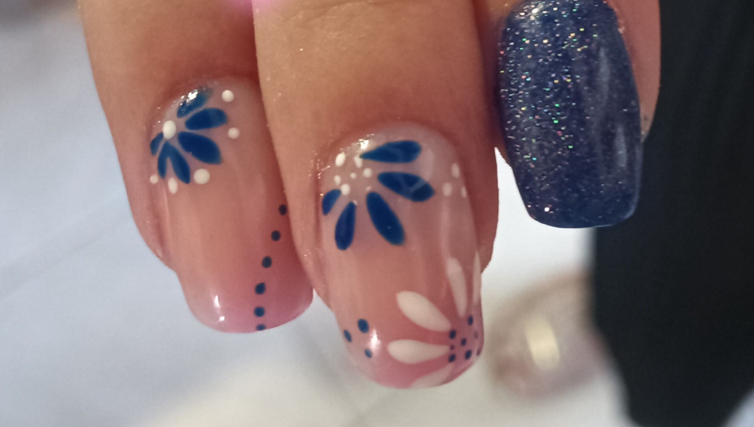 Art floral sur ongles chez Mon Rêve De Beauté, Loon-plage, Hauts-de-france, FR. Design élégant et tendance.