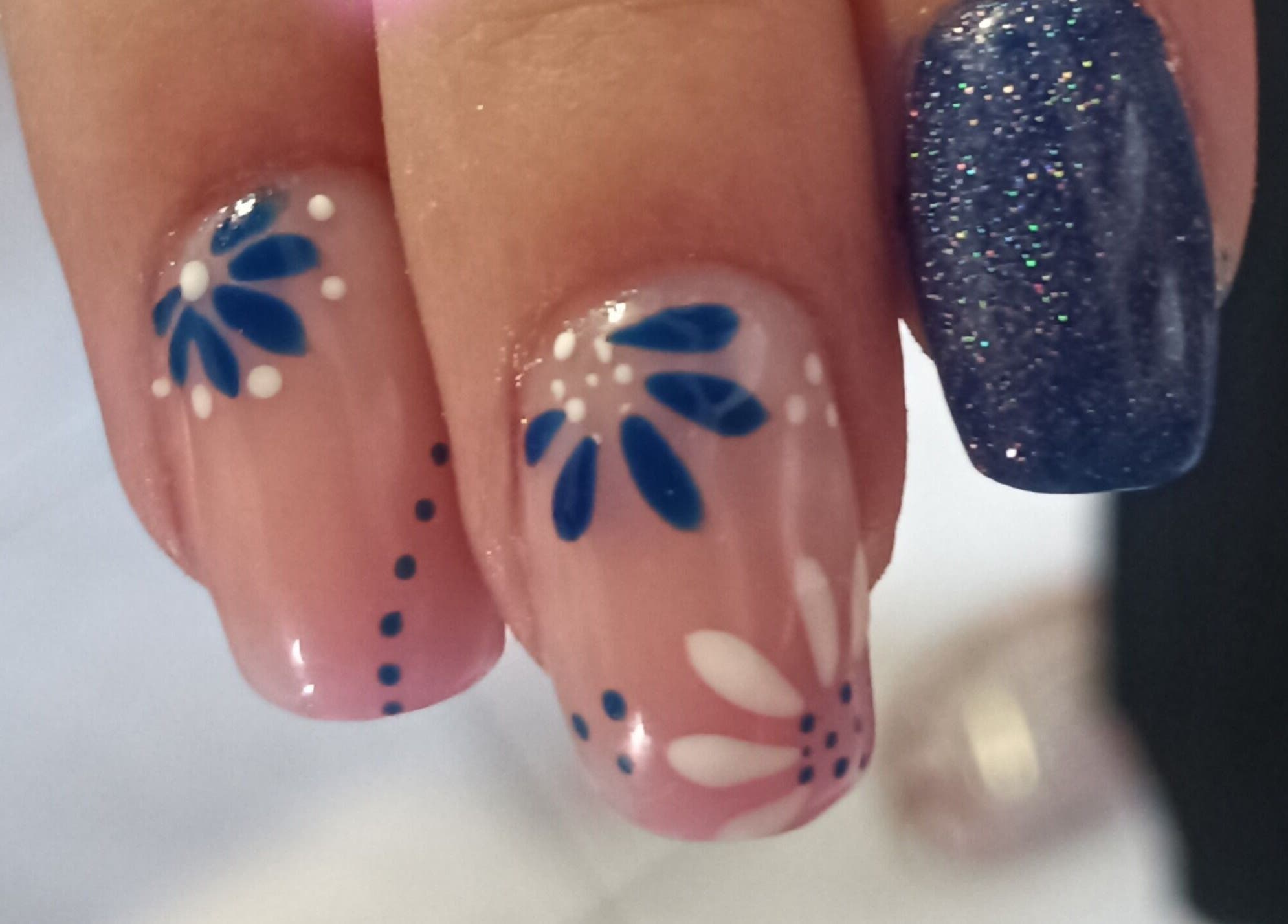 Art floral sur ongles chez Mon Rêve De Beauté, Loon-plage, Hauts-de-france, FR. Design élégant et tendance.