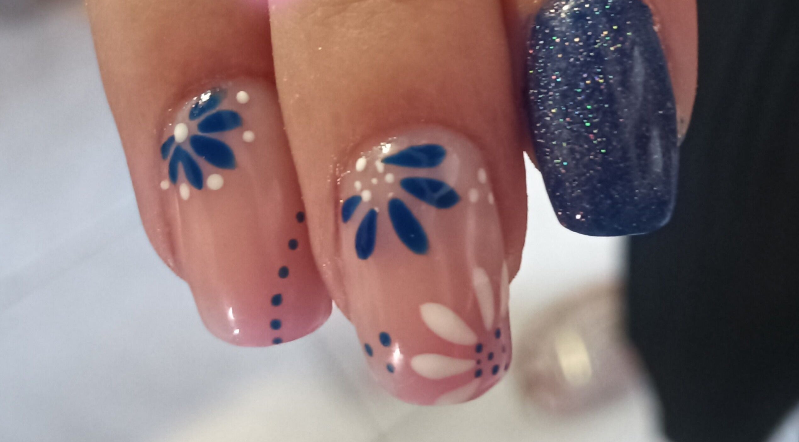 Art floral sur ongles chez Mon Rêve De Beauté, Loon-plage, Hauts-de-france, FR. Design élégant et tendance.