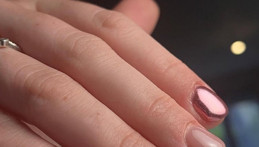 Détails ongles chromés chez Chelsnails50 à Saint-sauveur-le-vicomte, Normandie, FR. Élégance garantie.