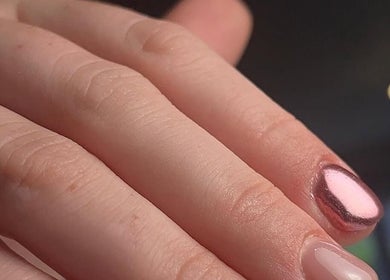 Détails ongles chromés chez Chelsnails50 à Saint-sauveur-le-vicomte, Normandie, FR. Élégance garantie.
