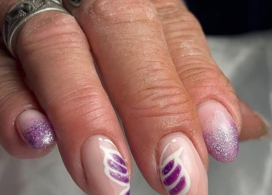 Manucure violette élégante à Chelsnails50, Saint-sauveur-le-vicomte, Normandie, FR.
