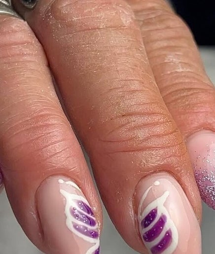 Manucure violette élégante à Chelsnails50, Saint-sauveur-le-vicomte, Normandie, FR.