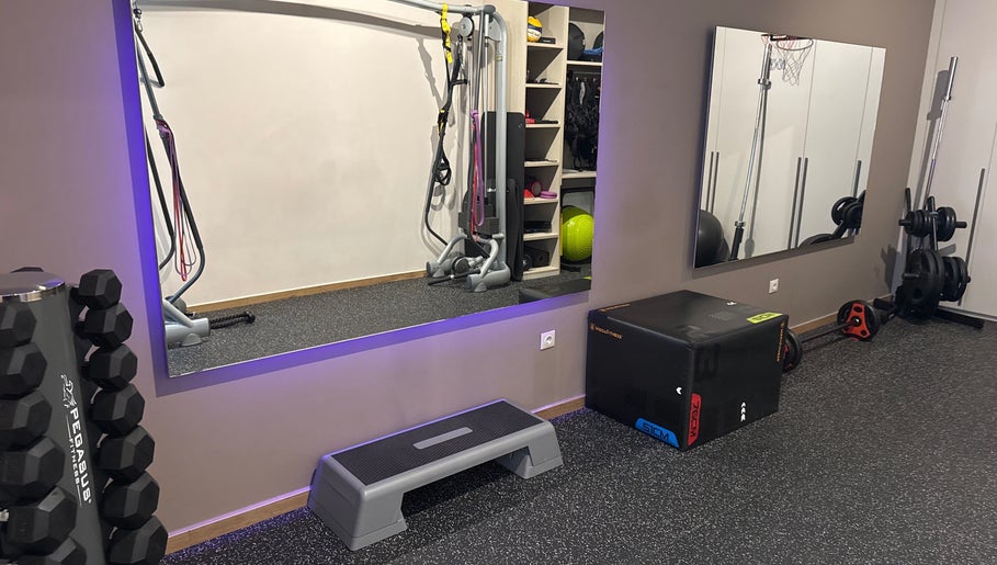 Σύγχρονος εξοπλισμός στο Gems fitness studio, Κηφισιά, GR για ενδυνάμωση και ευεξία.