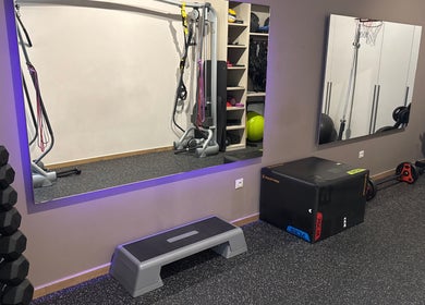 Σύγχρονος εξοπλισμός στο Gems fitness studio, Κηφισιά, GR για ενδυνάμωση και ευεξία.