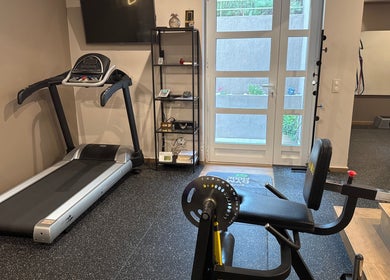 Σύγχρονος εξοπλισμός στο Gems fitness studio, Κηφισιά, GR για ιδανική προπόνηση.