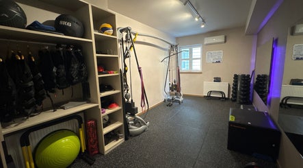 Εξοπλισμός γυμναστηρίου στο Gems fitness studio στην Κηφισιά, GR, με βάρη και όργανα.