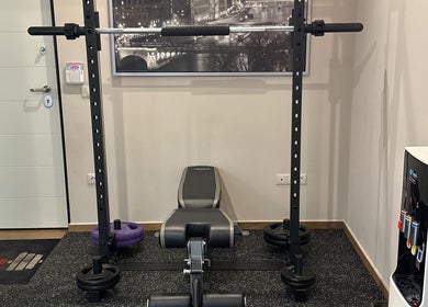 Σταθμός γυμναστικής στο Gems fitness studio, Κηφισιά, GR με πάγκο και εξοπλισμό άρσης βαρών.