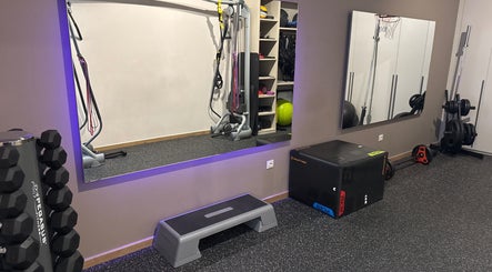 Εσωτερικό του Gems Fitness Studio, Κηφισιά, GR με εξοπλισμό εκγύμνασης και καθρέφτες.