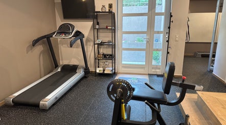 Μοντέρνο γυμναστήριο στο Gems Fitness Studio, Κηφισιά, GR με εξοπλισμό γυμναστικής και φωτεινό δωμάτιο.
