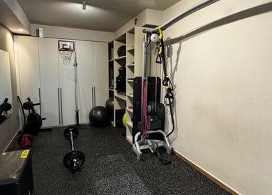 Εξοπλισμός γυμναστικής στο Gems Fitness Studio, Κηφισιά, GR για ευέλικτη άσκηση και ενδυνάμωση.