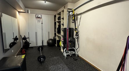 Εξοπλισμός γυμναστικής στο Gems Fitness Studio, Κηφισιά, GR για ευέλικτη άσκηση και ενδυνάμωση.