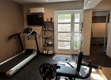 Εσωτερικό του Gems Fitness Studio στην Κηφισιά, GR με εξοπλισμό γυμναστικής και φυσικό φωτισμό.