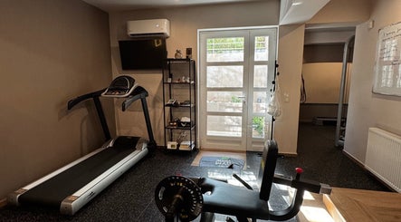 Εσωτερικό του Gems Fitness Studio στην Κηφισιά, GR με εξοπλισμό γυμναστικής και φυσικό φωτισμό.