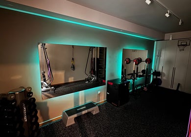 Σύγχρονος χώρος γυμναστικής στο Gems Fitness Studio, Κηφισιά, GR, με φωτεινό ντηζάιν και εξοπλισμό.