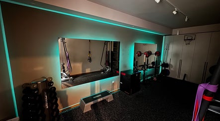 Σύγχρονος χώρος γυμναστικής στο Gems Fitness Studio, Κηφισιά, GR, με φωτεινό ντηζάιν και εξοπλισμό.
