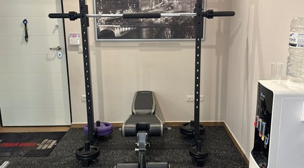 Εξοπλισμός άσκησης στο Gems Fitness Studio, Κηφισιά, GR. Άνετος χώρος με βάρη για προπονήσεις.
