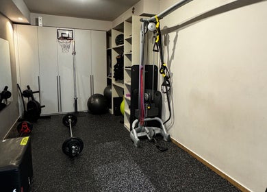 Πολυλειτουργικός εξοπλισμός στο Gems Fitness Studio, Κηφισιά, GR. Ιδανικό για εντατική προπόνηση.
