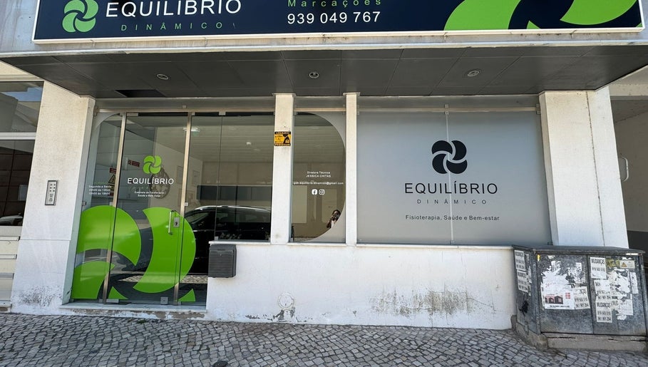 Entrada moderna da Fisio.marta.rosario, Benavente, Santarém, PT com sinalização verde Equilíbrio Dinâmico.