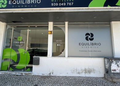 Entrada moderna da Fisio.marta.rosario, Benavente, Santarém, PT com sinalização verde Equilíbrio Dinâmico.