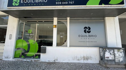 Entrada moderna da Fisio.marta.rosario, Benavente, Santarém, PT com sinalização verde Equilíbrio Dinâmico.