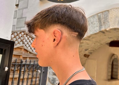 Moderner Haarschnitt bei Luxury Barber in Brig-glis, Wallis, CH, zeigt sauberen Schnitt in Profilansicht.