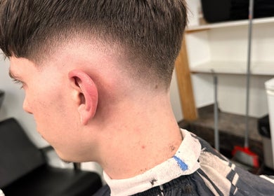 Moderner Haarschnitt bei Luxury Barber in Brig-glis, Wallis, CH, blending perfekt gestylt.