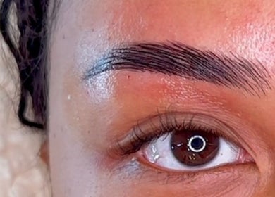 Sourcils soignés à Lee & Lines, Vernier, Genève, CH, reflétant un soin expert.
