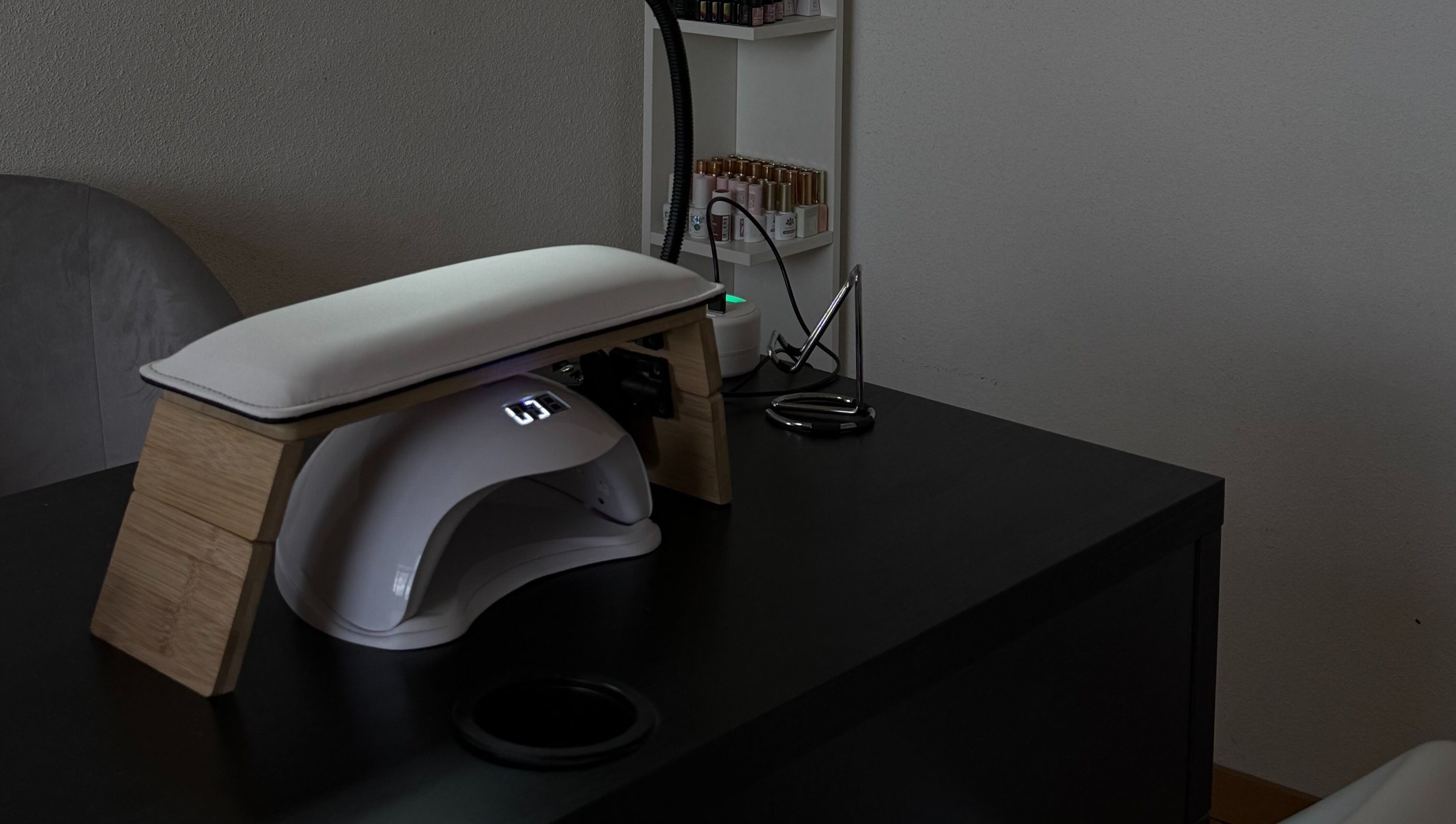 Station de manucure moderne chez Lee & Lines, Vernier, Genève, CH.