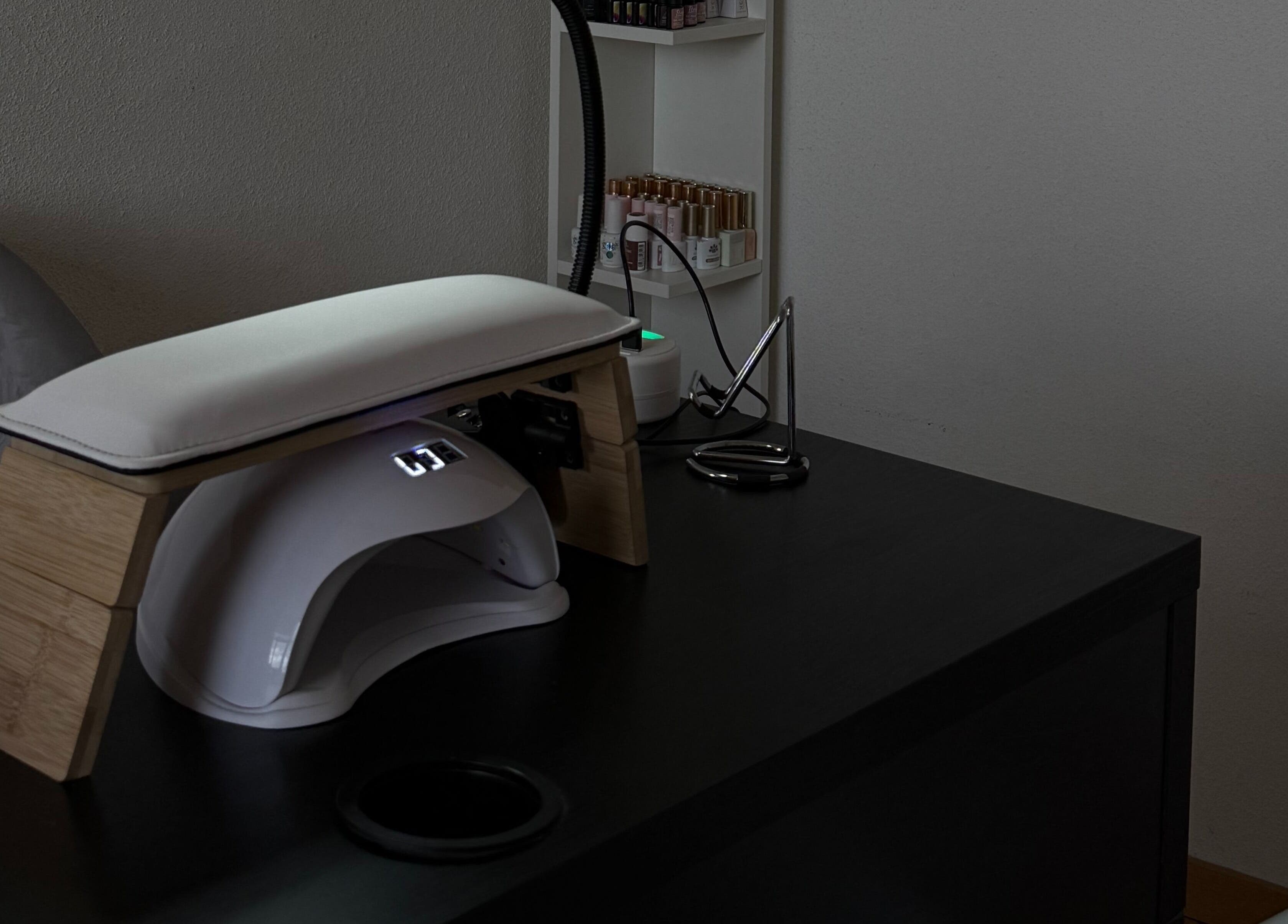 Station de manucure moderne chez Lee & Lines, Vernier, Genève, CH.