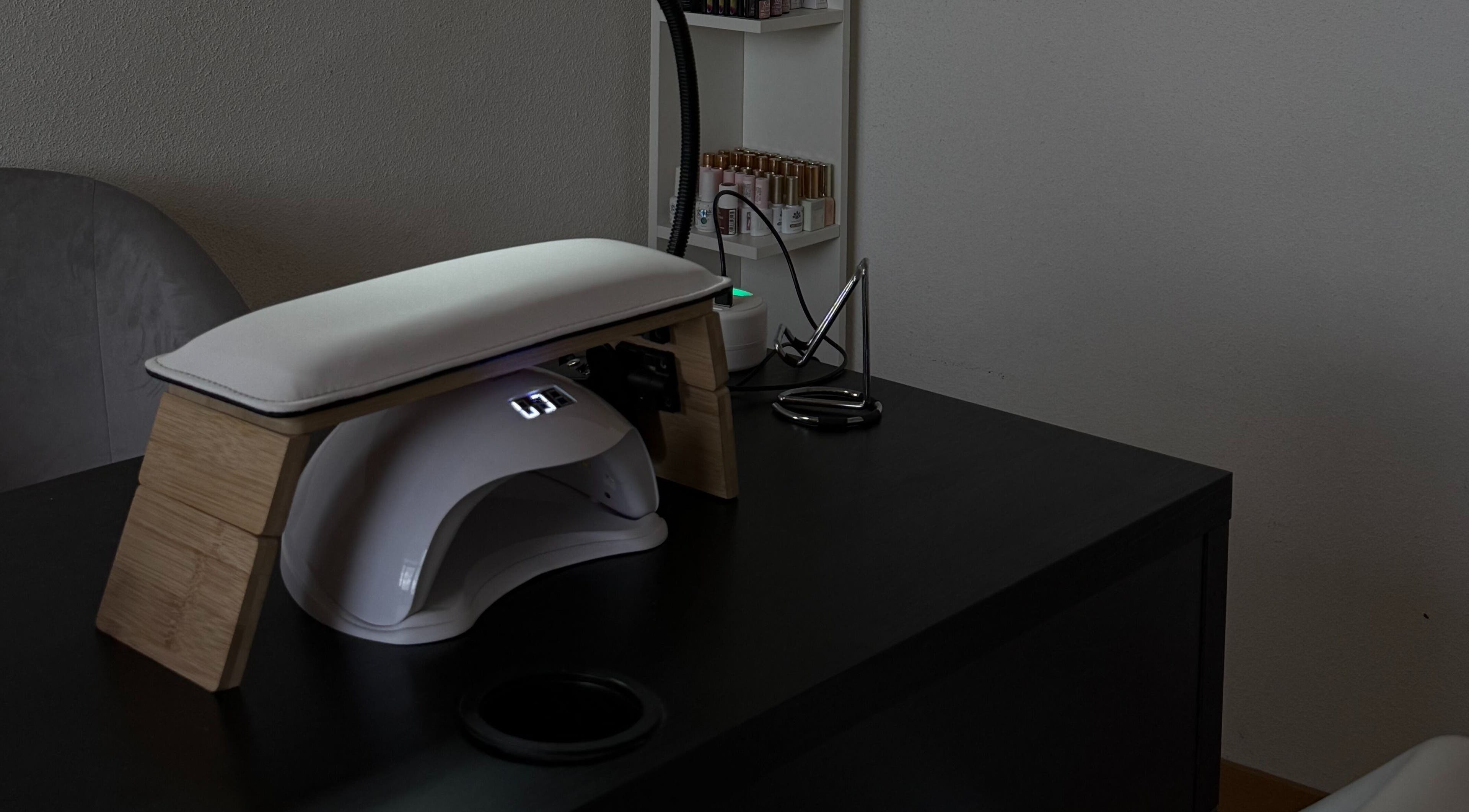 Station de manucure moderne chez Lee & Lines, Vernier, Genève, CH.