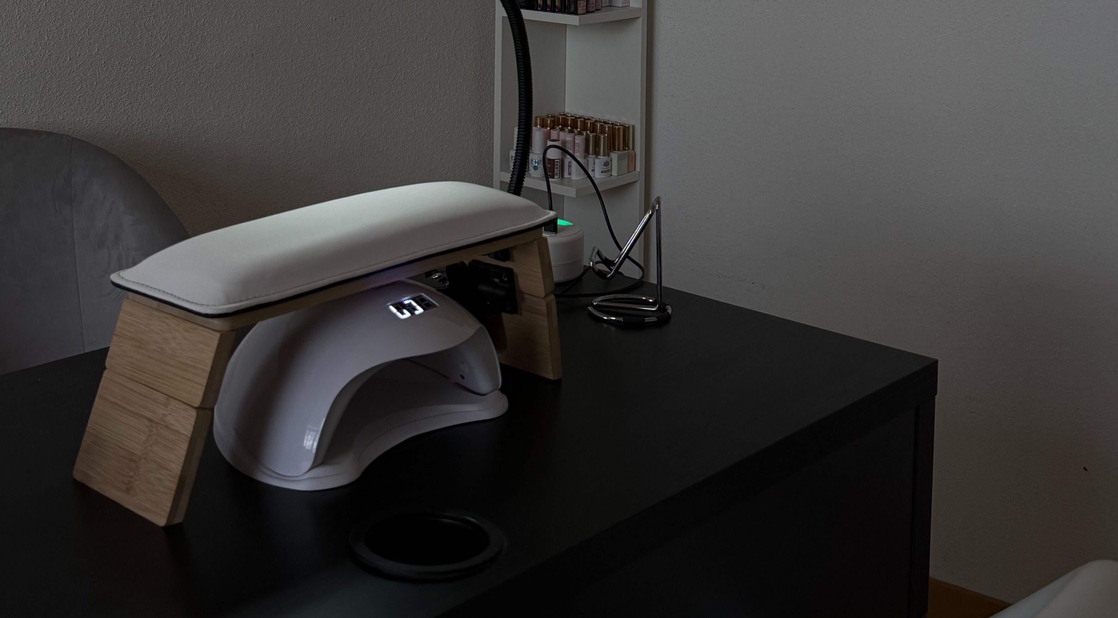 Station de manucure moderne chez Lee & Lines, Vernier, Genève, CH.