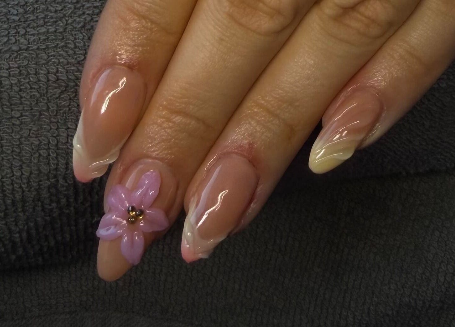 Nail art élégant avec fleur rose chez Lee & Lines, Vernier, Genève, CH.