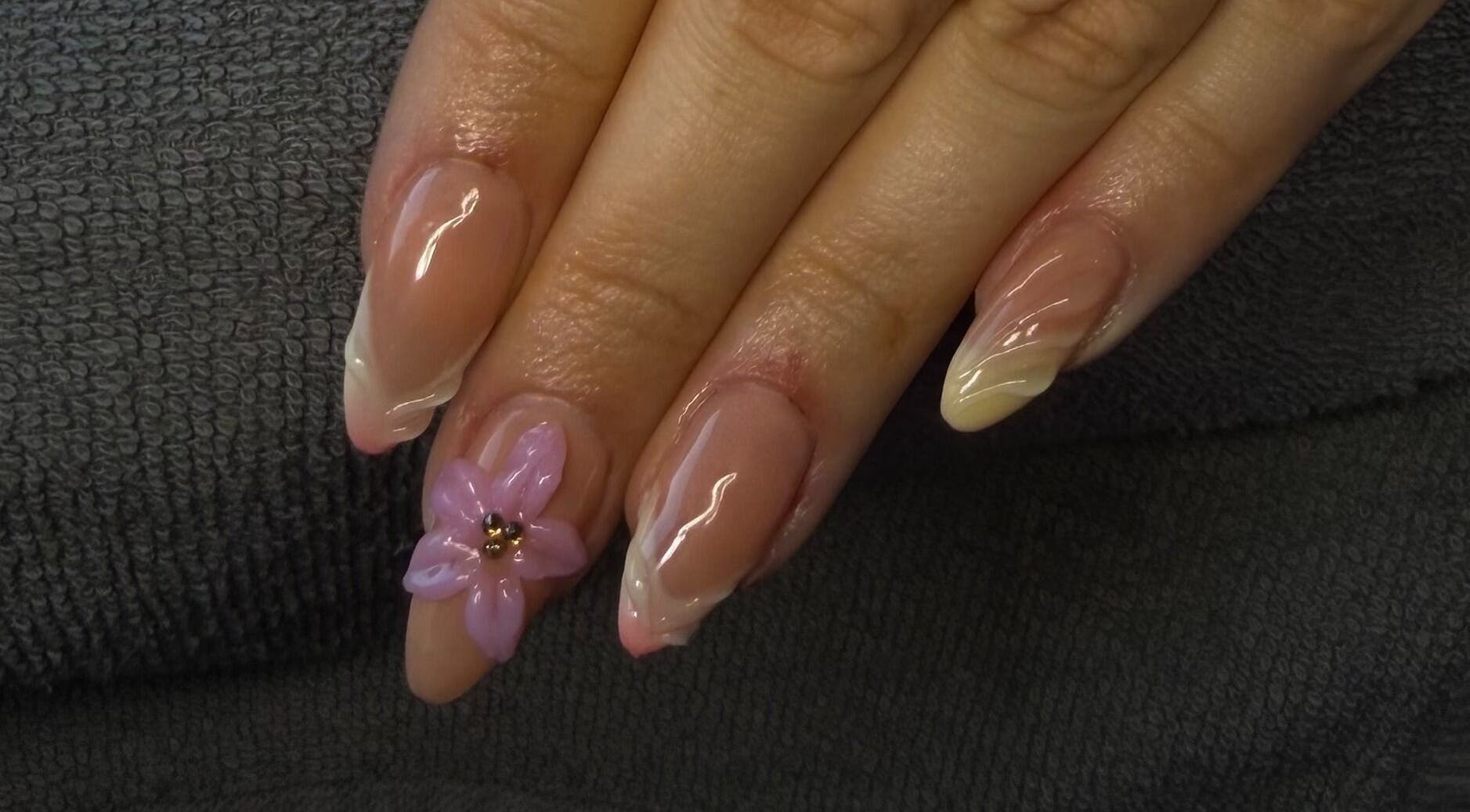 Nail art élégant avec fleur rose chez Lee & Lines, Vernier, Genève, CH.