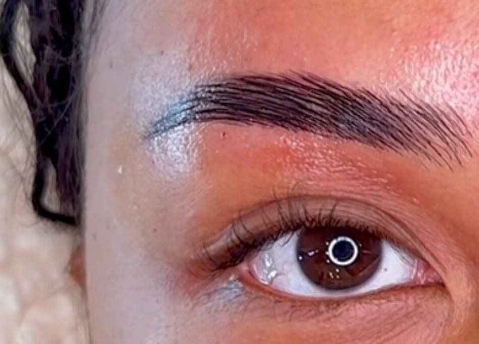 Sourcil parfaitement entretenu chez Lee & Lines, Vernier, Genève, CH, mettant en valeur le soin professionnel.