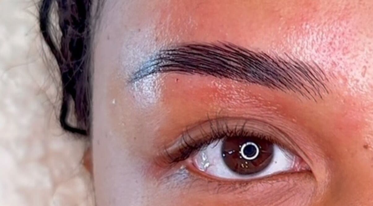 Sourcil parfaitement entretenu chez Lee & Lines, Vernier, Genève, CH, mettant en valeur le soin professionnel.