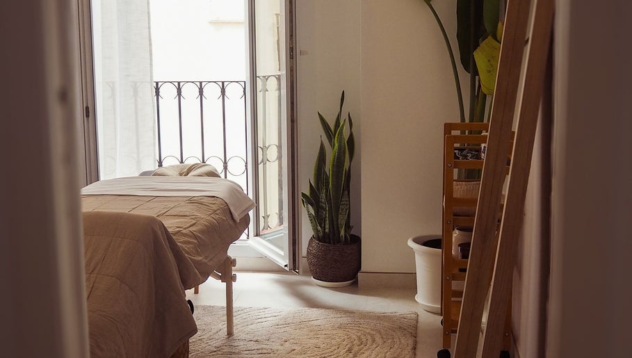 Tranquil massage room at Roxanne Gabriella, Home Visits, Andalucía, ES, featuring cozy bed and natural decor.