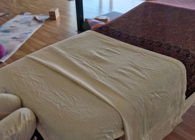 Tranquil massage setup at Roxanne Gabriella, Home Visits, Andalucía, ES, featuring relaxing ambiance.