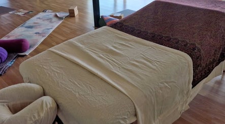 Tranquil massage setup at Roxanne Gabriella, Home Visits, Andalucía, ES, featuring relaxing ambiance.