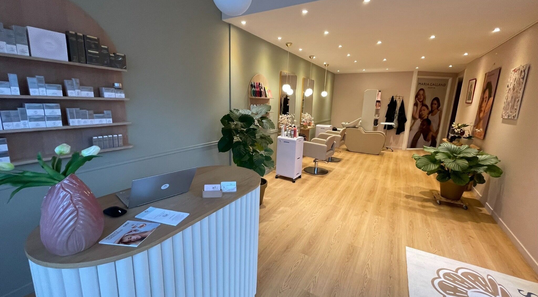 Modern interior of Salon Venus Wassenaar in Wassenaar, Zuid-holland, NL, showcasing elegant decor and beauty stations.